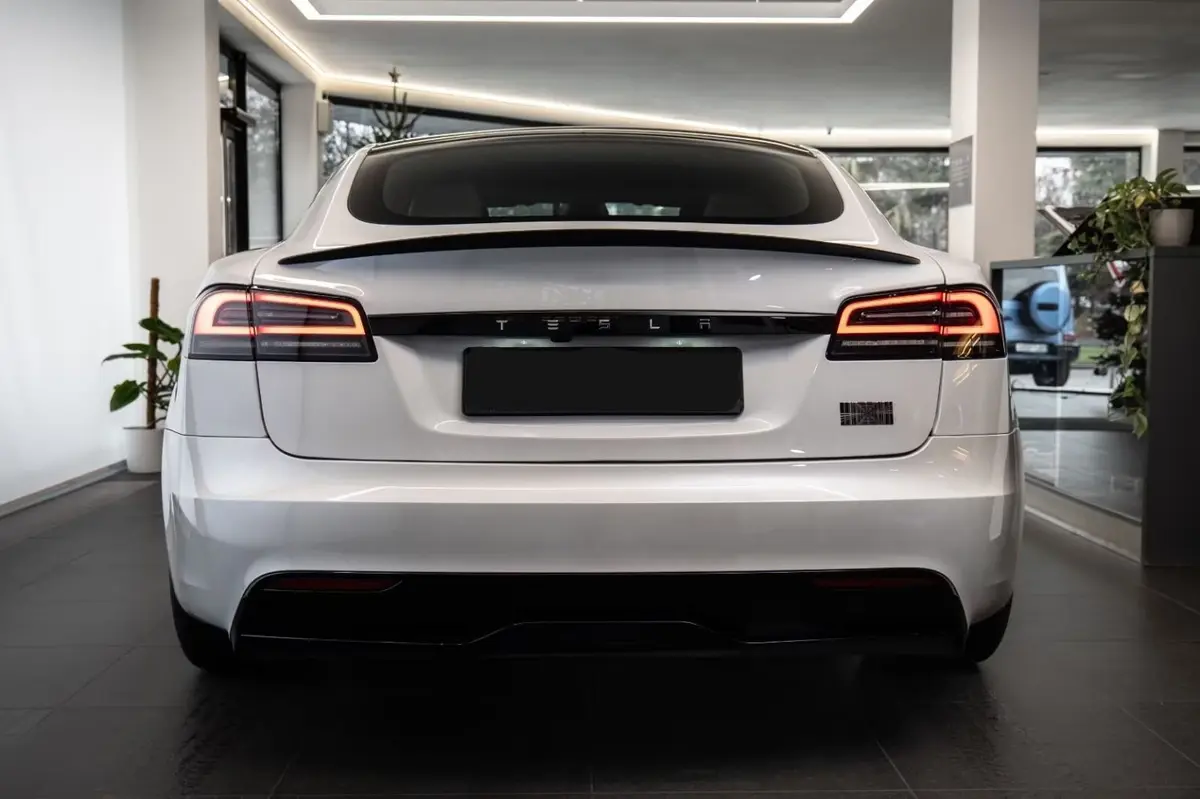 Tesla Model S Plaid 2025, intérieur — Nice Luxury Car Rental, Nice. Tesla Model S Plaid in Nice La Tesla Model S Plaid 2025 fait partie des véhicules…