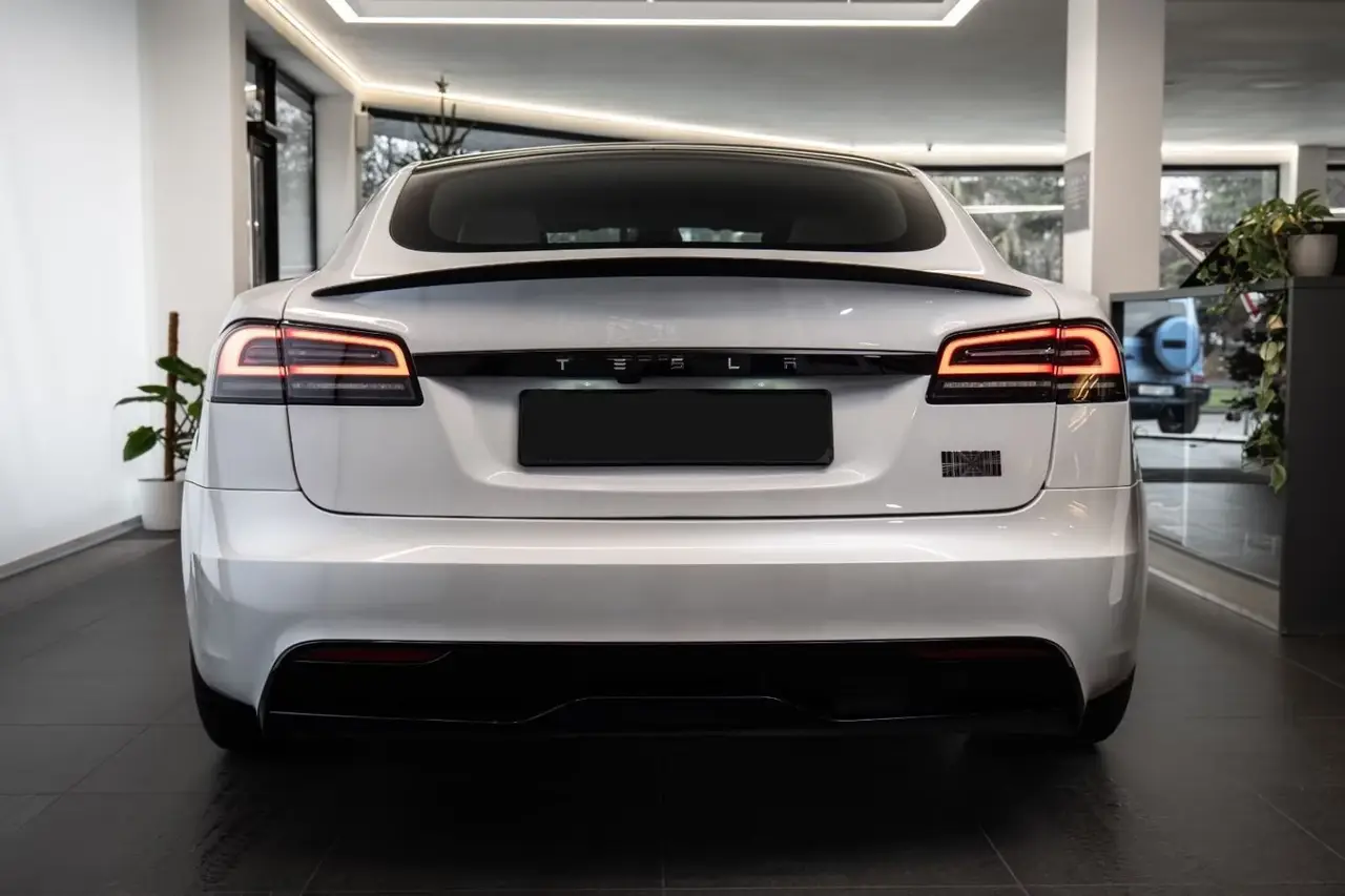 Tesla Model S Plaid 2025, intérieur — Nice Luxury Car Rental, Nice. Tesla Model S Plaid in Nice La Tesla Model S Plaid 2025 fait partie des véhicules…