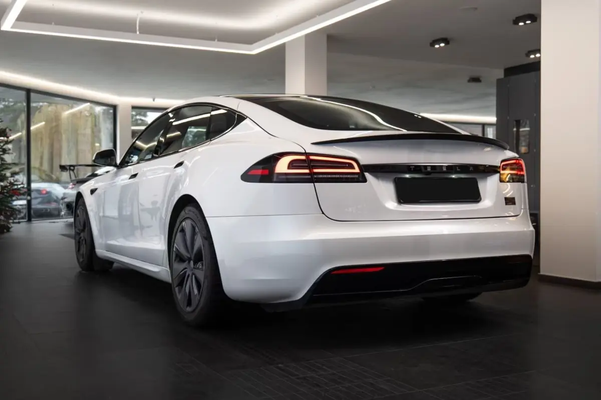 Tesla Model S Plaid 2025, tableau de bord — Nice Luxury Car Rental, Nice. Tesla Model S Plaid in Nice La Tesla Model S Plaid 2025 fait partie des véhicules…