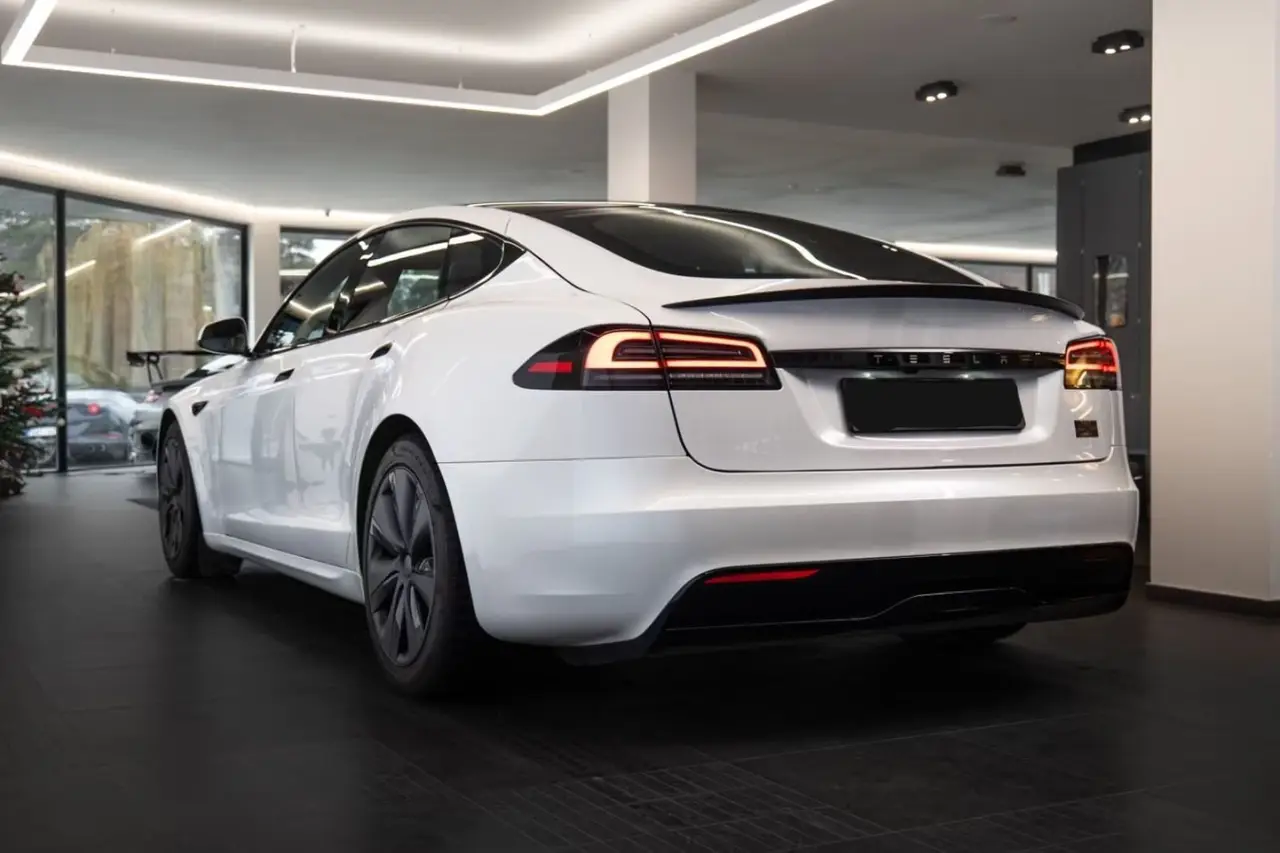 Tesla Model S Plaid 2025, tableau de bord — Nice Luxury Car Rental, Nice. Tesla Model S Plaid in Nice La Tesla Model S Plaid 2025 fait partie des véhicules…