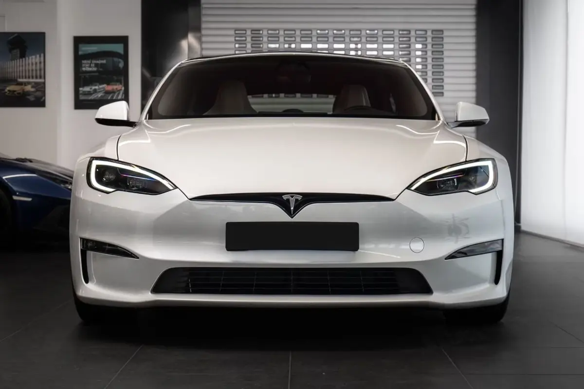 Tesla Model S Plaid 2025, profil latéral — Nice Luxury Car Rental, Nice. Tesla Model S Plaid in Nice La Tesla Model S Plaid 2025 fait partie des véhicules…