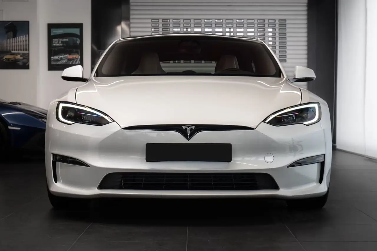 Tesla Model S Plaid 2025, profil latéral — Nice Luxury Car Rental, Nice. Tesla Model S Plaid in Nice La Tesla Model S Plaid 2025 fait partie des véhicules…
